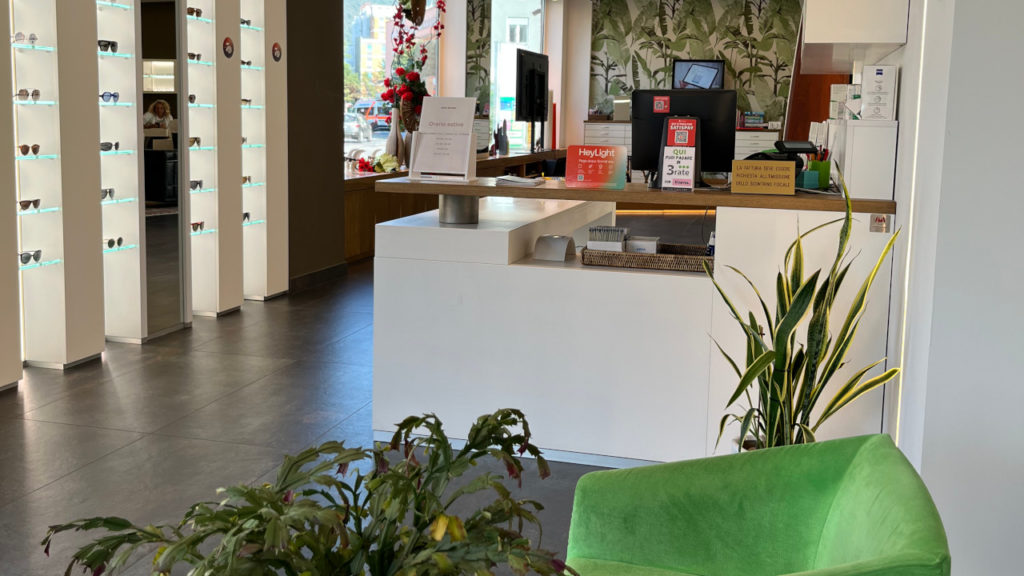 Come confrontare i negozi di ottica a Brescia